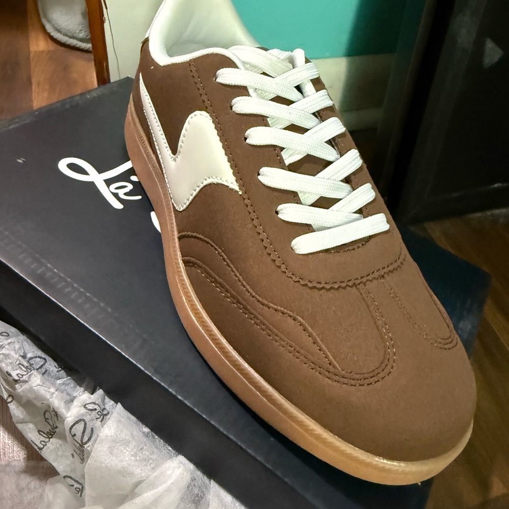 Brown and White retro sneaker Design - Picture 4 of 4